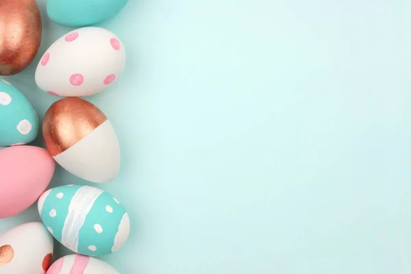 Pasen Zijrand Van Roze Wit Blauw Rose Goud Easter Eggs — Stockfoto