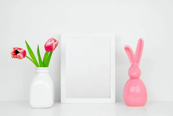 Monture Blanche Maquillée Avec Des Fleurs Tulipes Décor Lapin Rose — Photo