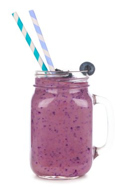 Beyaz bir arka planda izole kağıt Pipetler ile bir Mason kavanoz cam içinde Blueberry Smoothie