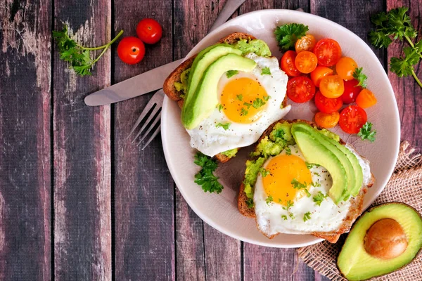 Avocado Toast Met Eieren Tomaten Volkoren Brood Bovenaanzicht Hoek Rand — Stockfoto