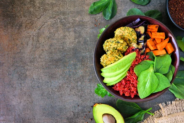 Karanlık Bir Taş Arka Planda Falafels Pancar Quinoa Avokado Sebze — Stok fotoğraf