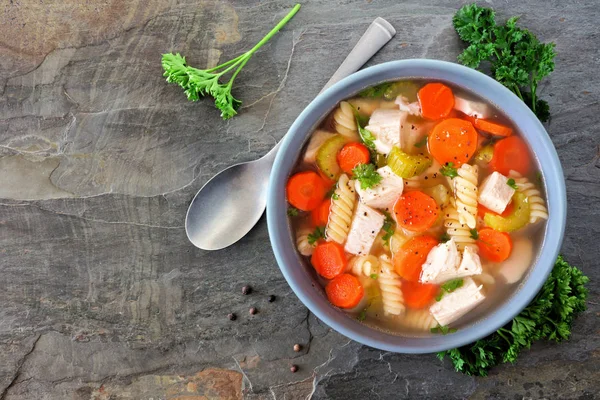 Soupe Maison Nouilles Poulet Aux Légumes Vue Aérienne Sur Fond — Photo