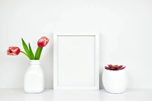 Monture Blanche Maquillée Avec Des Plantes Succulentes Des Fleurs Tulipes — Photo