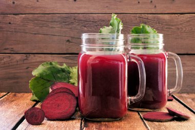 Sağlıklı pancar suyu ahşap çerçevede bir mason kavanoza bardaklarda