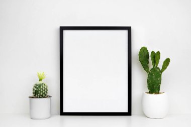 Siyah çerçeve kaktüs bitkileri tencere bir raf veya Resepsiyon ile alay. Beyaz raf ve duvar. Dikey Çerçeve yönlendirme.