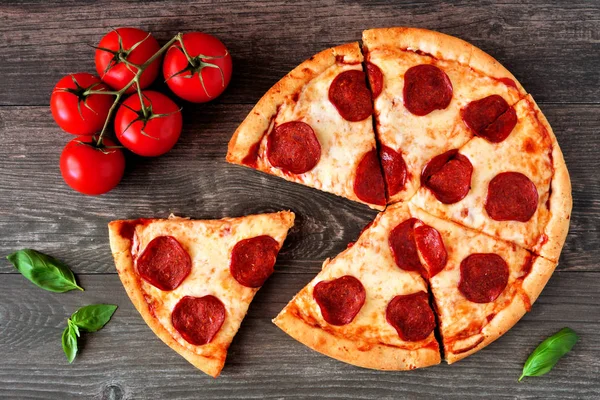 Tradycyjna Pizza Pepperoni Plasterkami Cięcia Widok Góry Scena Stołu Tle — Zdjęcie stockowe