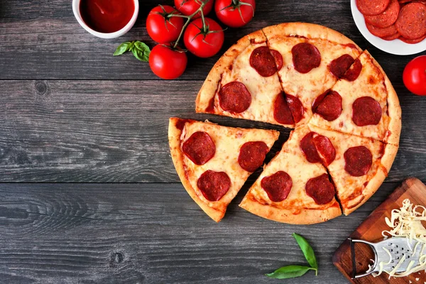 Tradycyjna Pizza Pepperoni Plasterkami Cięcia Krawędź Narożnika Górnego Widoku Tle — Zdjęcie stockowe