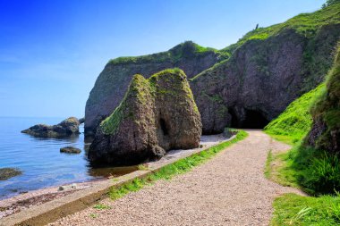 Causeway Sahili boyunca cushendun mağaraları, Antrim, Kuzey Irlanda