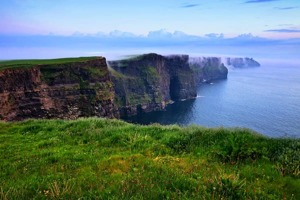 View Towering Cliffs Moher Dusk Rolling Fog Ireland — Stock Photo, Image