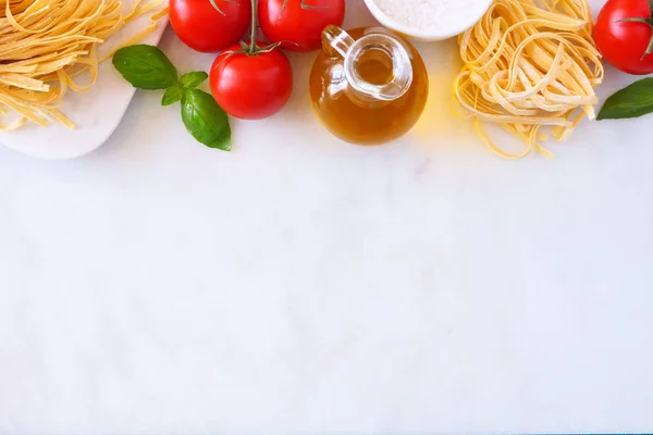 Nudelzutaten Wie Frische Linguine Tomaten Olivenöl Und Basilikum Über Ansicht — Stockfoto