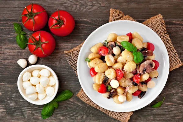 Domates Mozzarella Mantar Fesleğen Ile Gnocchi Koyu Ahşap Arka Plan — Stok fotoğraf