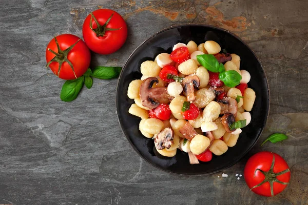 Nhoque Com Tomates Mussarela Cogumelos Manjericão Cena Vista Superior Sobre — Fotografia de Stock