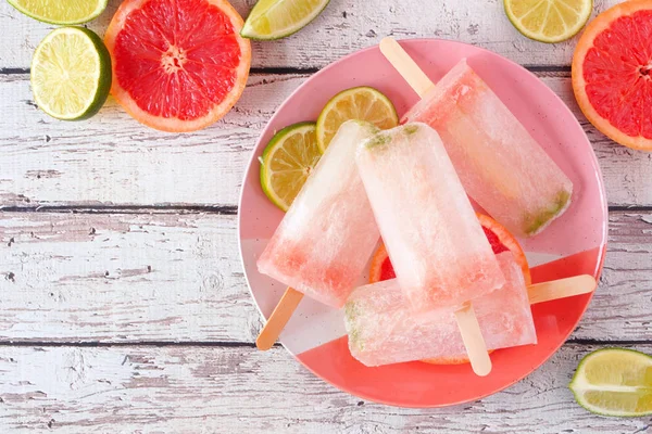 Limetten Und Grapefruiteis Auf Einem Teller Tischszene Von Oben Vor — Stockfoto