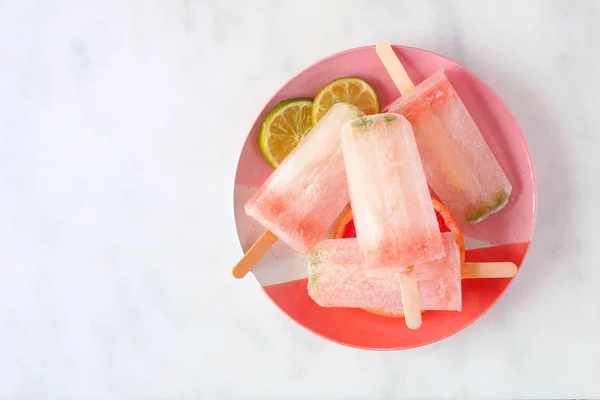 Glitzerndes Limetten Und Grapefruit Eis Auf Einem Teller Draufsicht Vor — Stockfoto