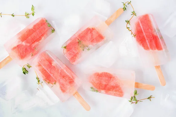 Gesunde Grapefruit Und Thymian Eis Stiel Von Oben Auf Weißem — Stockfoto