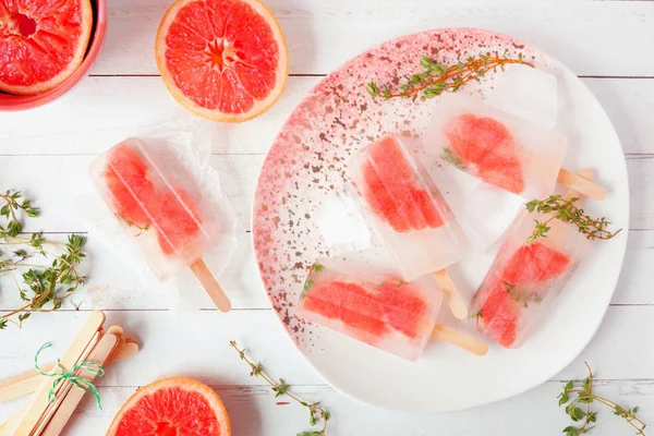 Gesunde Grapefruit Und Thymianeis Auf Einem Teller Tischszene Von Oben — Stockfoto
