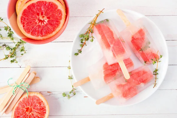 Gesunde Grapefruit Und Thymian Eis Auf Einem Teller Tischszene Vor — Stockfoto