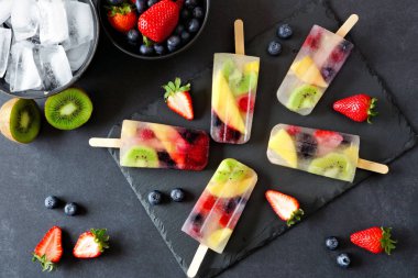 Sağlıklı karışık meyve yaz popsicles. Koyu bir kayrak arka plan üzerinde görünüm sahnesi.