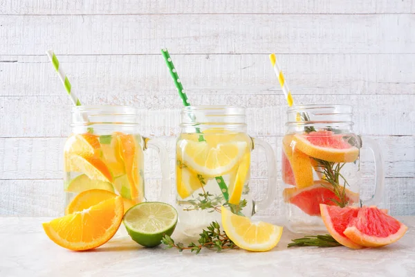 Különböző Citrusbeadás Méregtelenítő Víz Italok Kőműves Jar Szemüveg Ellen Fehér — Stock Fotó
