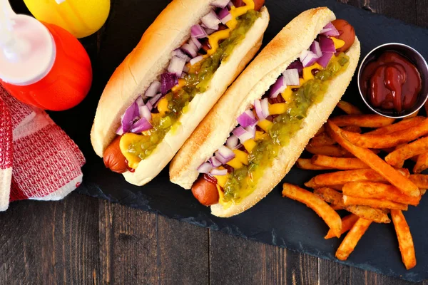 Hagymával Élvezettel Mustárral Ketchuppal Felszolgált Hot Dog Hasábburgonyával Közeledés Felülnézet — Stock Fotó