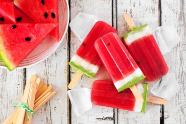 Ev yapımı karpuz buzlu şekergrubu. Rustik beyaz ahşap arka plan üzerinde üst görünümü. Yaz gıda konsepti.