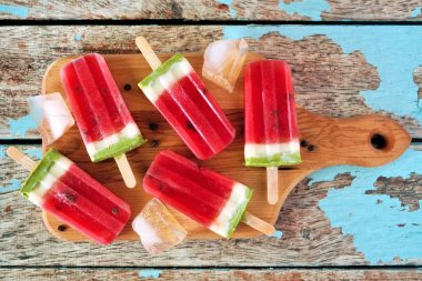 Karpuz buz tabağı açılır. Rustik mavi ahşap arka plan üzerinde üst görünüm. Yaz gıda konsepti.