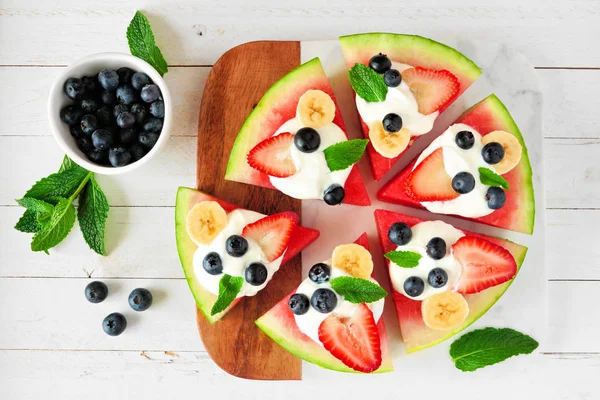 Gesunde Wassermelonen Pizza Mit Blaubeeren Erdbeeren Bananen Minze Und Joghurt — Stockfoto