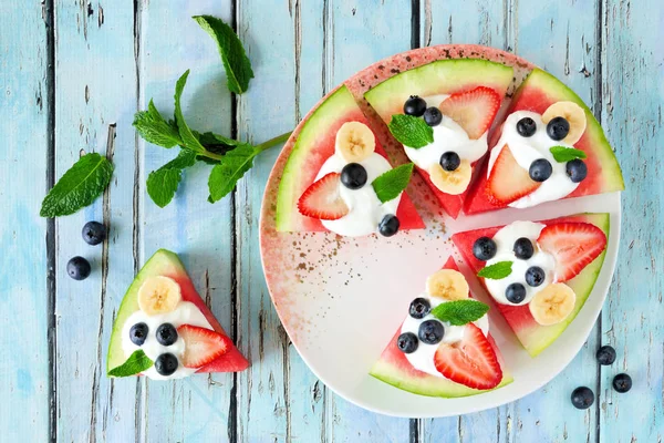 Pizza Sandía Verano Con Arándanos Fresas Plátanos Menta Yogur Vista — Foto de Stock