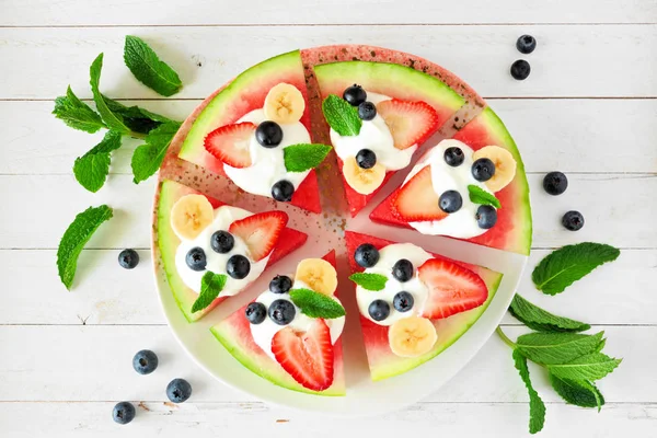 Pizza Sandía Verano Con Arándanos Fresas Plátanos Menta Yogur Vista — Foto de Stock