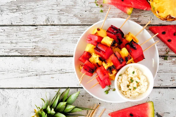 烤西瓜和菠萝果串与Feta 在白色木桌上的上方视图 夏季食品概念 — 图库照片