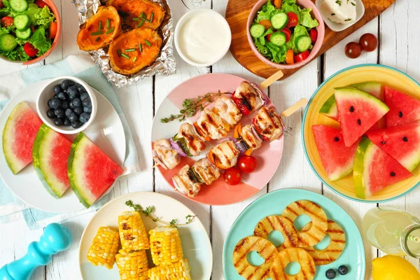 Nyári Bbq Vagy Piknik Élelmiszer Koncepció Válogatás Gyümölcsök Saláta Grillezett — Stock Fotó