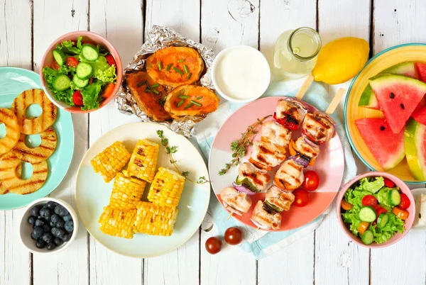 Sommergrillen Oder Picknick Essen Konzept Auswahl Obst Salat Grillfleisch Und — Stockfoto