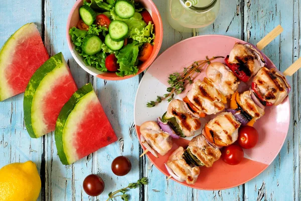 Espetos Frango Vegetais Grelhados Com Salada Melancia Limonada Cena Mesa — Fotografia de Stock