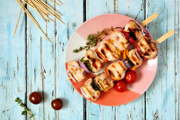 Grilled Chicken Vegetable Kabobs Plate Top View Blue Wood Background — Stock Photo, Image