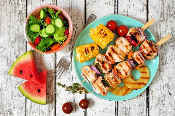 Nyári Bbq Vagy Piknik Élelmiszer Koncepció Saláta Grillezett Kabobs Kukorica — Stock Fotó