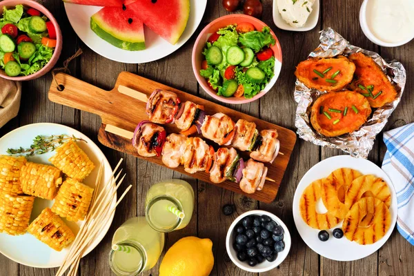 Nyári Piknik Vagy Grill Élelmiszer Koncepció Válogatás Gyümölcsök Saláta Grillezett — Stock Fotó