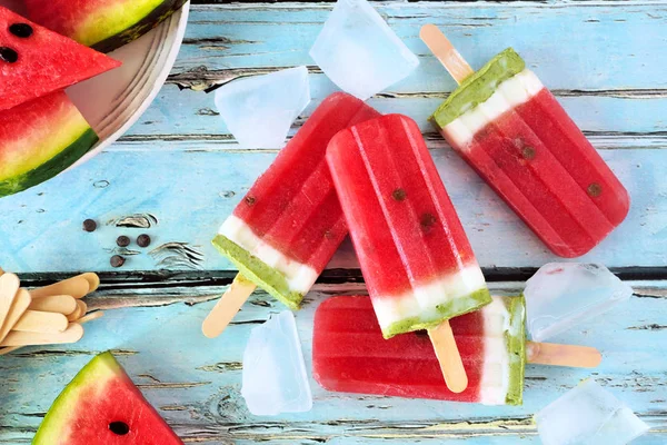 Paletas Sandía Saludables Vista Superior Sobre Fondo Rústico Madera Azul — Foto de Stock