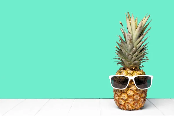 Ananas Hipster Avec Lunettes Soleil Sur Fond Sarcelle Concept Été — Photo