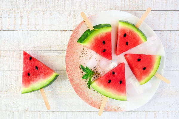 Paletas Rebanadas Sandía Plato Sobre Fondo Madera Blanca — Foto de Stock