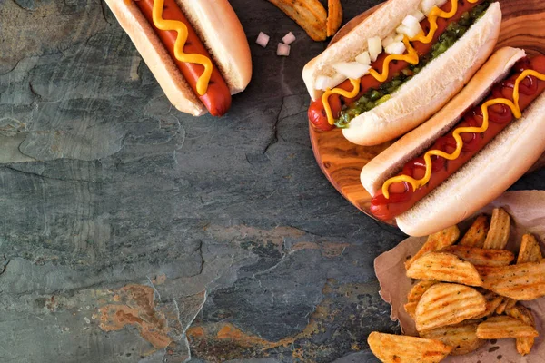 Hot Dogs Mit Toppings Und Kartoffelkeilen Eckrand Über Ansicht Auf — Stockfoto