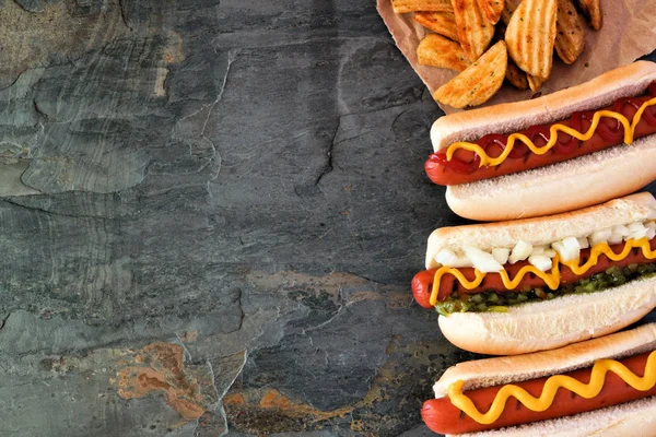 Hot Dogs Mit Toppings Und Kartoffelkeilen Seitenrand Draufsicht Auf Dunklem — Stockfoto