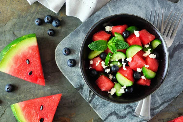 Salada Melancia Com Pepino Mirtilos Queijo Feta Visão Aérea Close — Fotografia de Stock