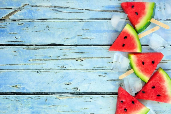 Watermeloen Slice Ijslolly Tegen Een Rustieke Blauwe Houten Achtergrond Vormen — Stockfoto