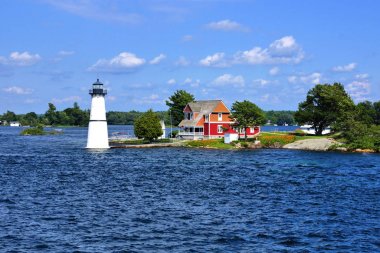 Yaz aylarında Bin Adalar birinde deniz feneri ile Yazlık, New York eyaleti, ABD