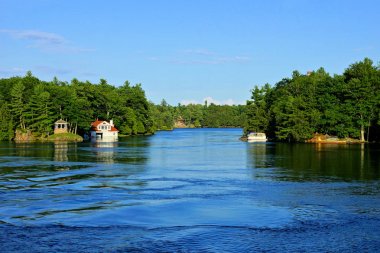 Yazlık ve tekne ile yaz aylarında Bin Adaları Barış manzara, Ontario, Kanada