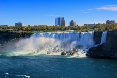 Niagara Falls Amerikan tarafında sonbahar, New York eyaleti, ABD sırasında öğleden sonra ışık