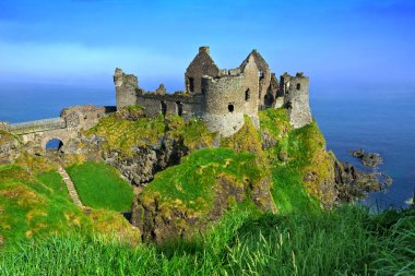 Causeway Coast, Kuzey İrlanda'nın doğal kayalıklarına bakan ortaçağdunluce Kalesi harabeleri