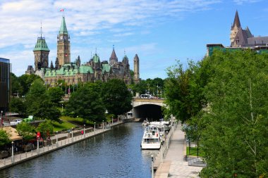 Parliament Hill, Ottawa, Ontario, Kanada doğru rideau Kanalı astarlı bir tekne aşağı bakıyor
