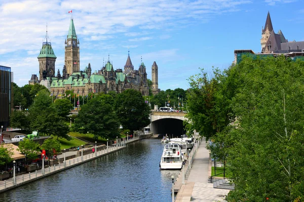Ser Ned Båtlinje Langs Rideau Kanalen Mot Parliament Hill Ottawa – stockfoto