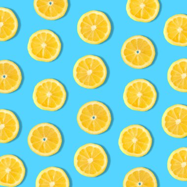 Mavi bir arka plan üzerinde limon dilimleri Yaz meyve deseni